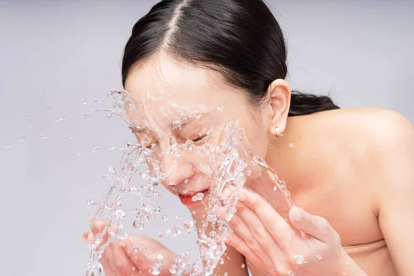 Mooie Aziatische Vrouw Wast Haar Gezicht Met Zuiver Water — Stockfoto