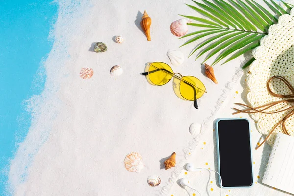 Телефон Размещен Песке Ракушками Солнцезащитными Очками — стоковое фото
