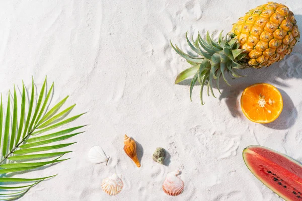 Песчаный Пляж Украшен Тропическими Фруктами Пальмовыми Листьями — стоковое фото