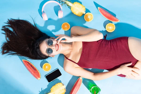 Mulher Asiática Bonita Biquíni Vermelho Óculos Sol Deitado Sobre Fundo — Fotografia de Stock