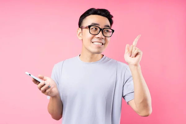 Ritratto Uomo Asiatico Con Smartphone Sfondo Rosa — Foto Stock