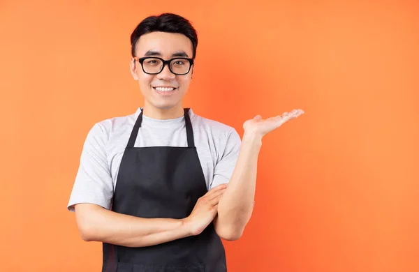 Retrato Camarero Asiático Posando Sobre Fondo Naranja —  Fotos de Stock