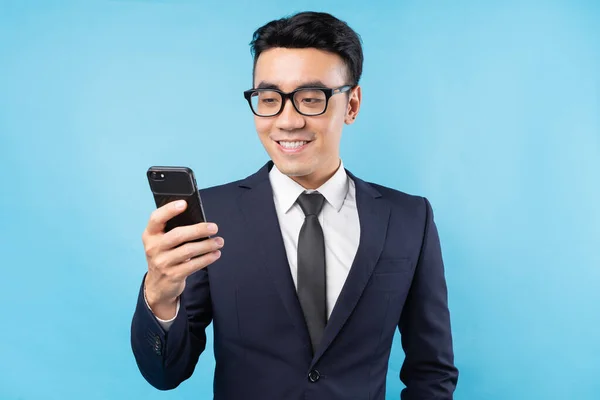 Asiatico Buisnessman Indossare Tuta Tenuta Smartphone Sfondo Blu — Foto Stock