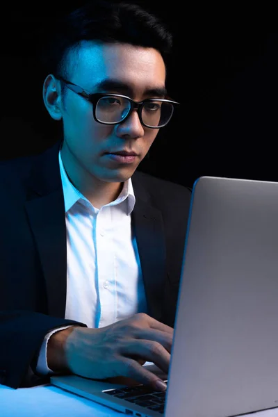 Retrato Del Programador Masculino Asiático Trabajando Por Noche —  Fotos de Stock