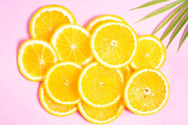 Rózsaszín Alapon Elhelyezett Narancssárga Szeletek — Stock Fotó