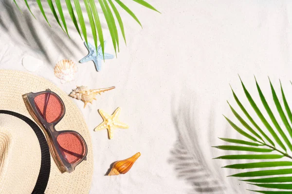 Summer Back Ground Seshell Sunglasses Hat Sand — стоковое фото