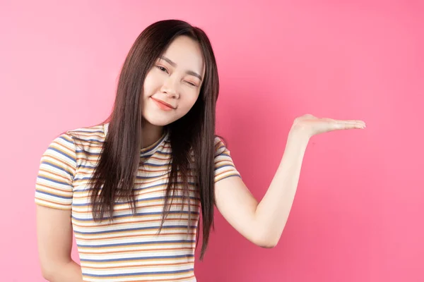 Joven Mujer Asiática Posando Sobre Fondo Rosa —  Fotos de Stock