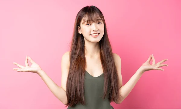 Retrato Una Hermosa Joven Asiática Posando Sobre Fondo Rosa — Foto de Stock