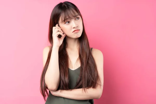 Portré Egy Gyönyörű Fiatal Ázsiai Lány Pózol Egy Rózsaszín Háttér — Stock Fotó