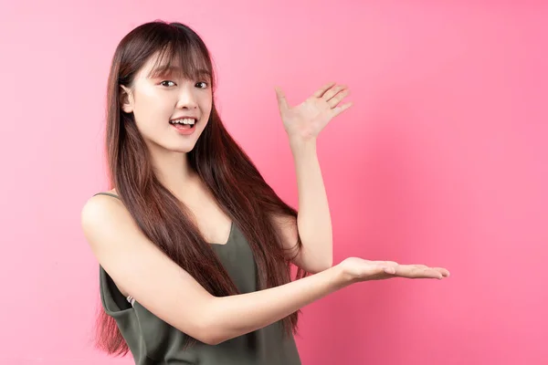 Retrato Una Hermosa Joven Asiática Posando Sobre Fondo Rosa — Foto de Stock