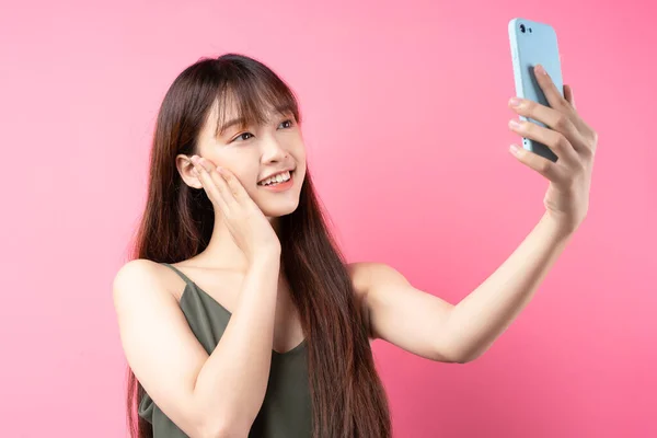 Bela Jovem Ásia Menina Usando Telefone Rosa Fundo — Fotografia de Stock