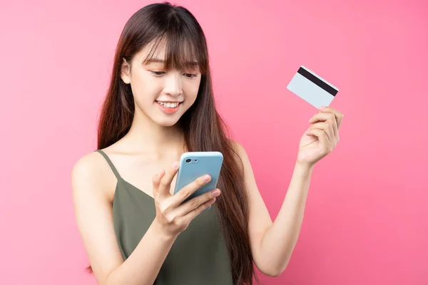 Hermosa Chica Asiática Joven Usando Teléfono Sobre Fondo Rosa — Foto de Stock