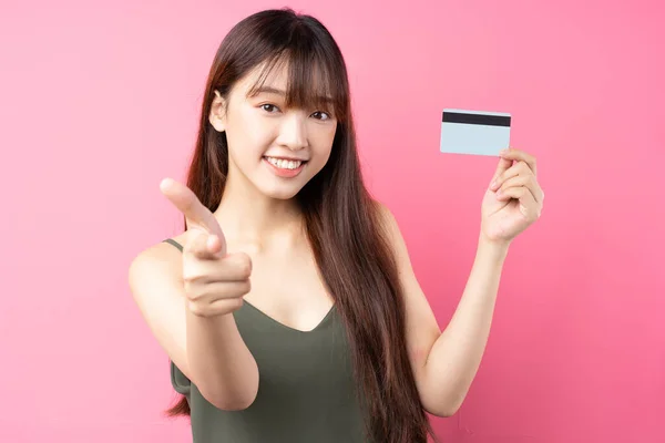 Retrato Una Hermosa Joven Asiática Posando Sobre Fondo Rosa — Foto de Stock