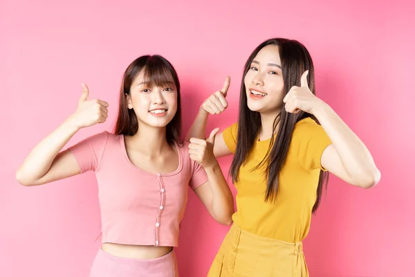 Portré Két Gyönyörű Fiatal Ázsiai Lányok Pózol Rózsaszín Háttér — Stock Fotó