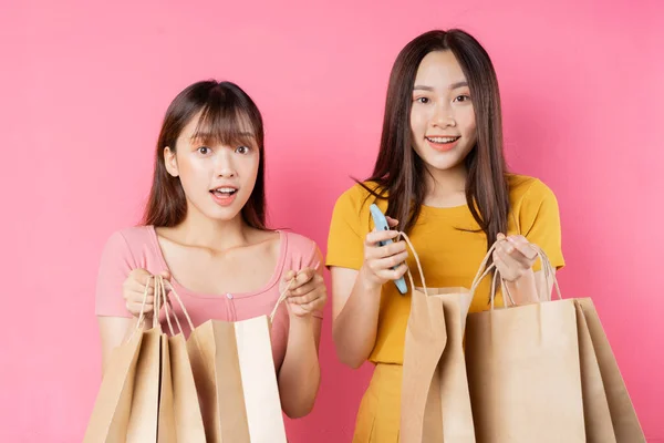 Porträt Zweier Hübscher Junger Asiatischer Mädchen Mit Vielen Einkaufstüten Auf — Stockfoto