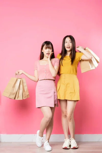 분홍색 배경에 쇼핑백을 아시아 소녀의 — 스톡 사진