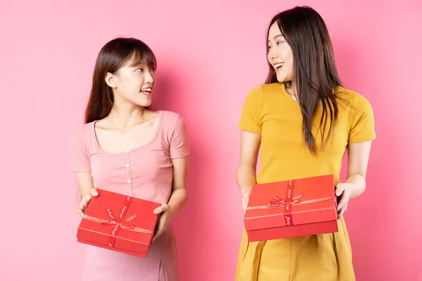 Retrato Dos Hermosas Jóvenes Asiáticas Sosteniendo Una Caja Regalo Roja — Foto de Stock