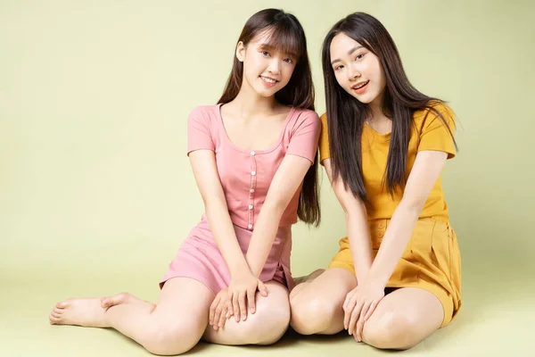 Retrato Duas Belas Meninas Asiáticas — Fotografia de Stock