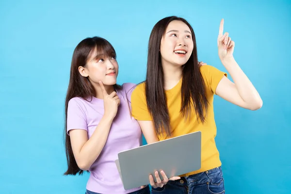 Due Belle Ragazze Asiatiche Che Utilizzano Computer Portatile Sfondo Blu — Foto Stock