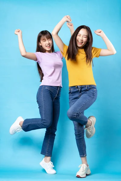 Повний Портрет Двох Гарних Молодих Азіатських Дівчат Синьому Фоні — стокове фото