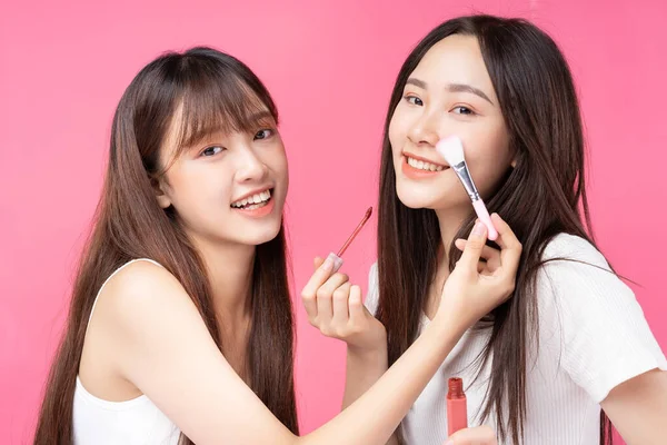 Két Gyönyörű Ázsiai Lány Kibékül Egymással — Stock Fotó