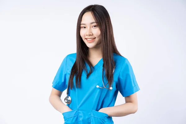 Retrato Uma Enfermeira Asiática Sobre Fundo Branco — Fotografia de Stock
