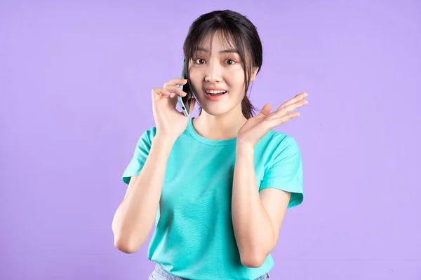 Joven Asiática Chica Cyan Camisa Usando Teléfono Sobre Púrpura Fondo — Foto de Stock