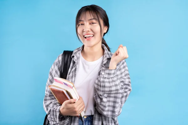 Asiatico Studentessa Con Giocoso Espressione Sfondo Blu — Foto Stock