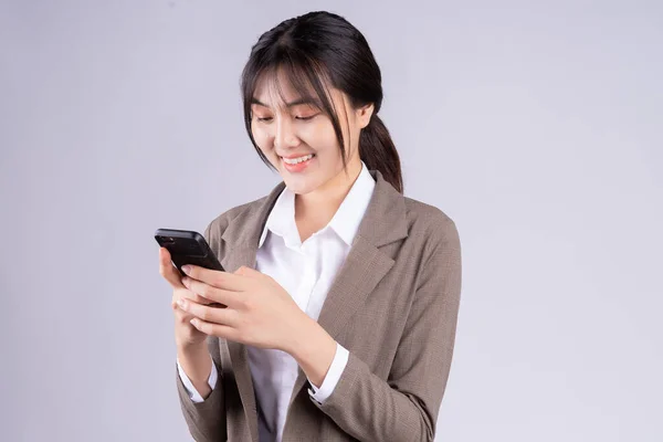 Giovane Donna Affari Asiatica Utilizzando Telefono Sfondo Bianco — Foto Stock