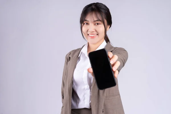 Giovane Donna Affari Asiatica Utilizzando Telefono Sfondo Bianco — Foto Stock