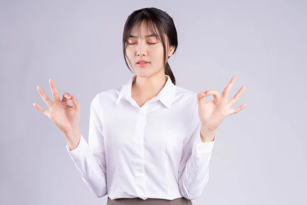 Giovane Donna Asiatica Prende Respiri Profondi Rimanere Calmo — Foto Stock