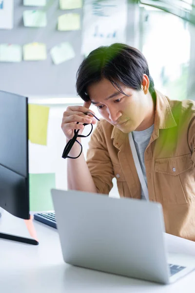 Asiático Hombre Negocios Trabajando Con Ordenador Oficina —  Fotos de Stock