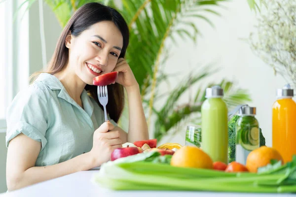 Hermosa Mujer Asiática Disfrutando Una Comida Basada Plantas — Foto de Stock