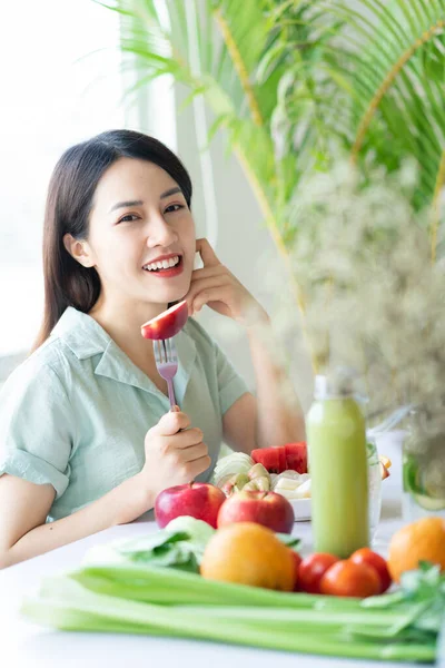 Schöne Asiatin Genießt Eine Pflanzliche Mahlzeit — Stockfoto