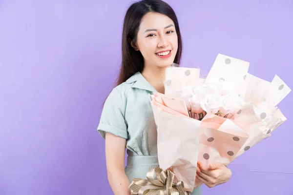 Jovem Mulher Asiática Segurando Caixa Presente Flores Fundo Roxo — Fotografia de Stock