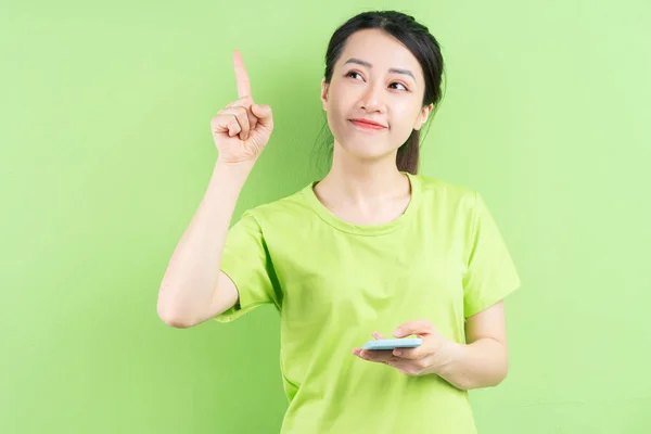 Jovem Mulher Asiática Usando Smartphone Fundo Verde — Fotografia de Stock