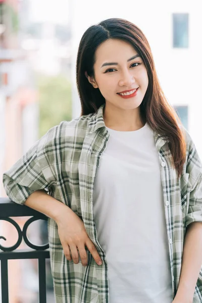 Retrato Jovem Mulher Asiática Com Belo Sorriso — Fotografia de Stock