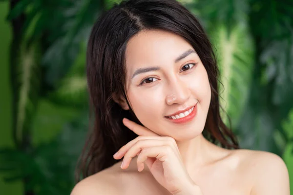 Krása Portrét Mladé Asijské Ženy Přírodním Pozadím — Stock fotografie