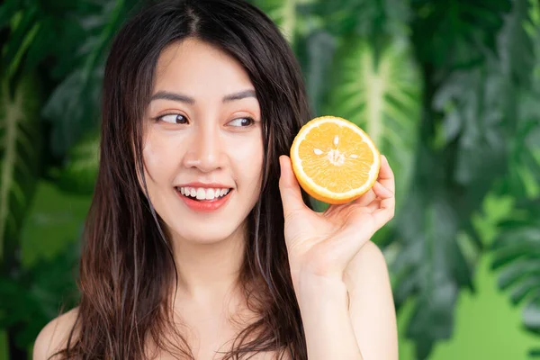 Potret Kecantikan Wanita Asia Muda Dengan Latar Belakang Alami — Stok Foto