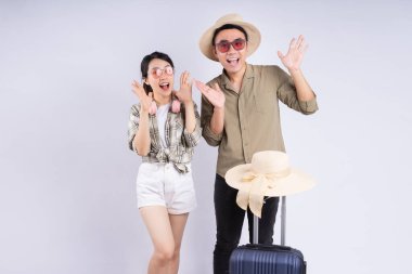 Beyaz arka planda poz veren genç Asyalı çift