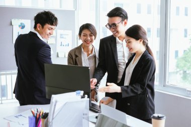 Herkes yaklaşan plan için fikir alışverişinde bulunuyor.