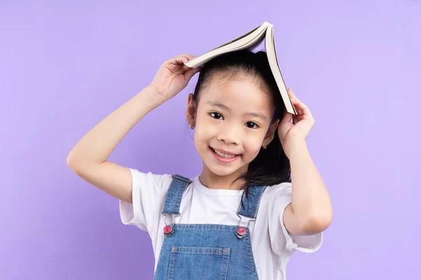 Portret Van Aziatisch Kind Holding Boek Paarse Achtergrond — Stockfoto