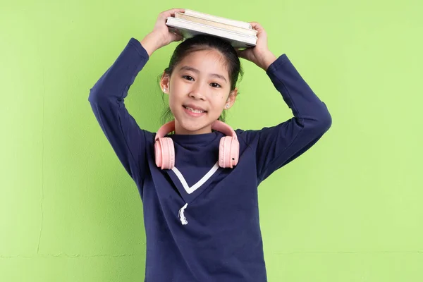 Portrait Enfant Asiatique Tenant Livre Sur Bkacground Vert — Photo