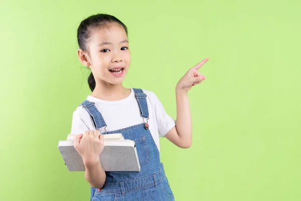 Ritratto Bambino Asiatico Con Libro Sfondo Verde — Foto Stock
