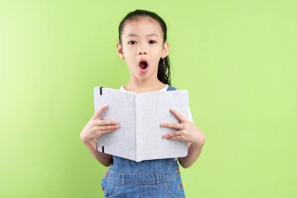 Ritratto Bambino Asiatico Con Libro Sfondo Verde — Foto Stock