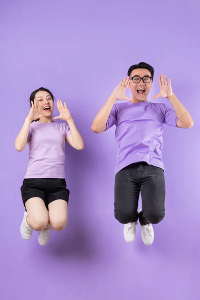 Jong Aziatisch Paar Springen Paars Achtergrond — Stockfoto