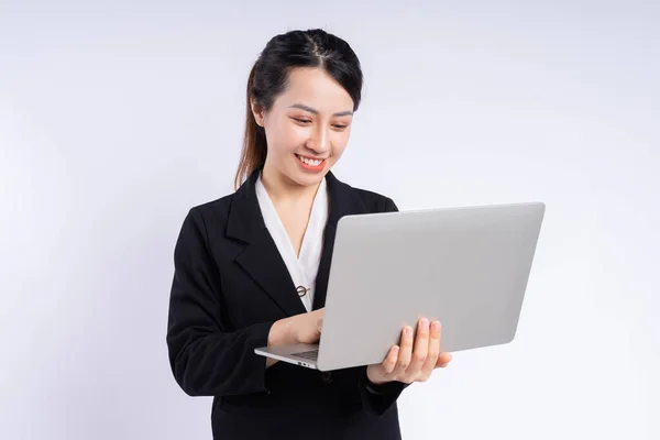 Jovem Mulher Negócios Asiática Usando Laptop Fundo Branco — Fotografia de Stock