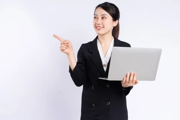 Jovem Mulher Negócios Asiática Usando Laptop Fundo Branco — Fotografia de Stock