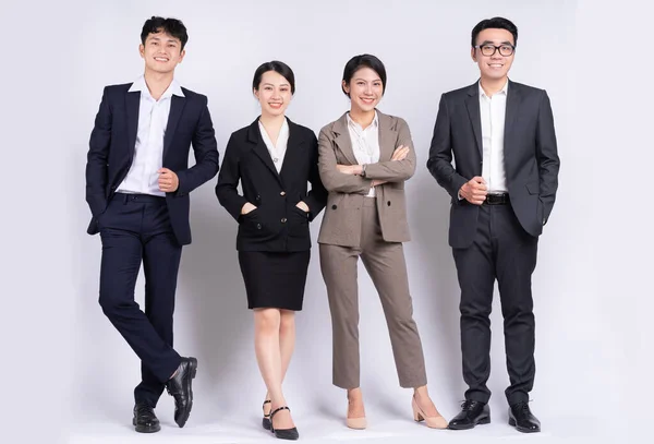 Группа Азиатских Бизнесменов Позирует Белом Фоне — стоковое фото