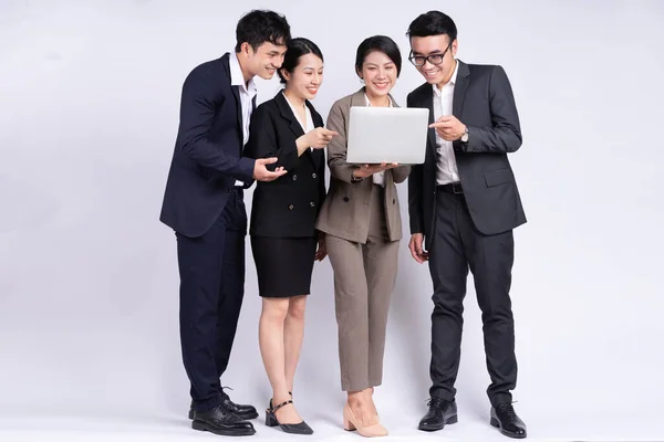 Grupo Empresários Asiáticos Posando Fundo Branco — Fotografia de Stock